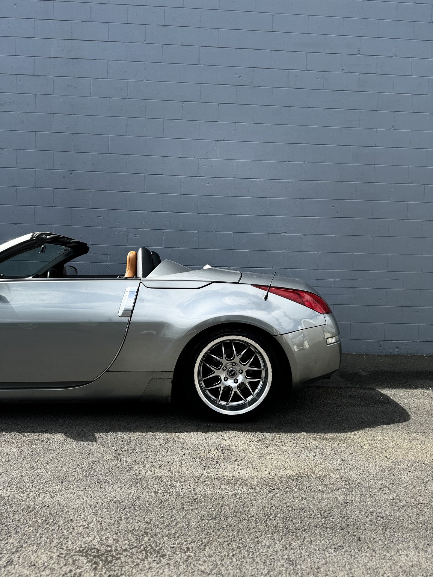 Nissan 350z - Manual Convertible