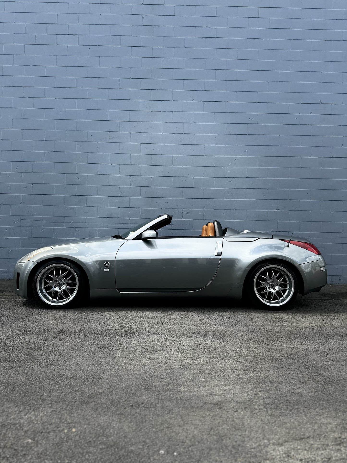 Nissan 350z - Manual Convertible