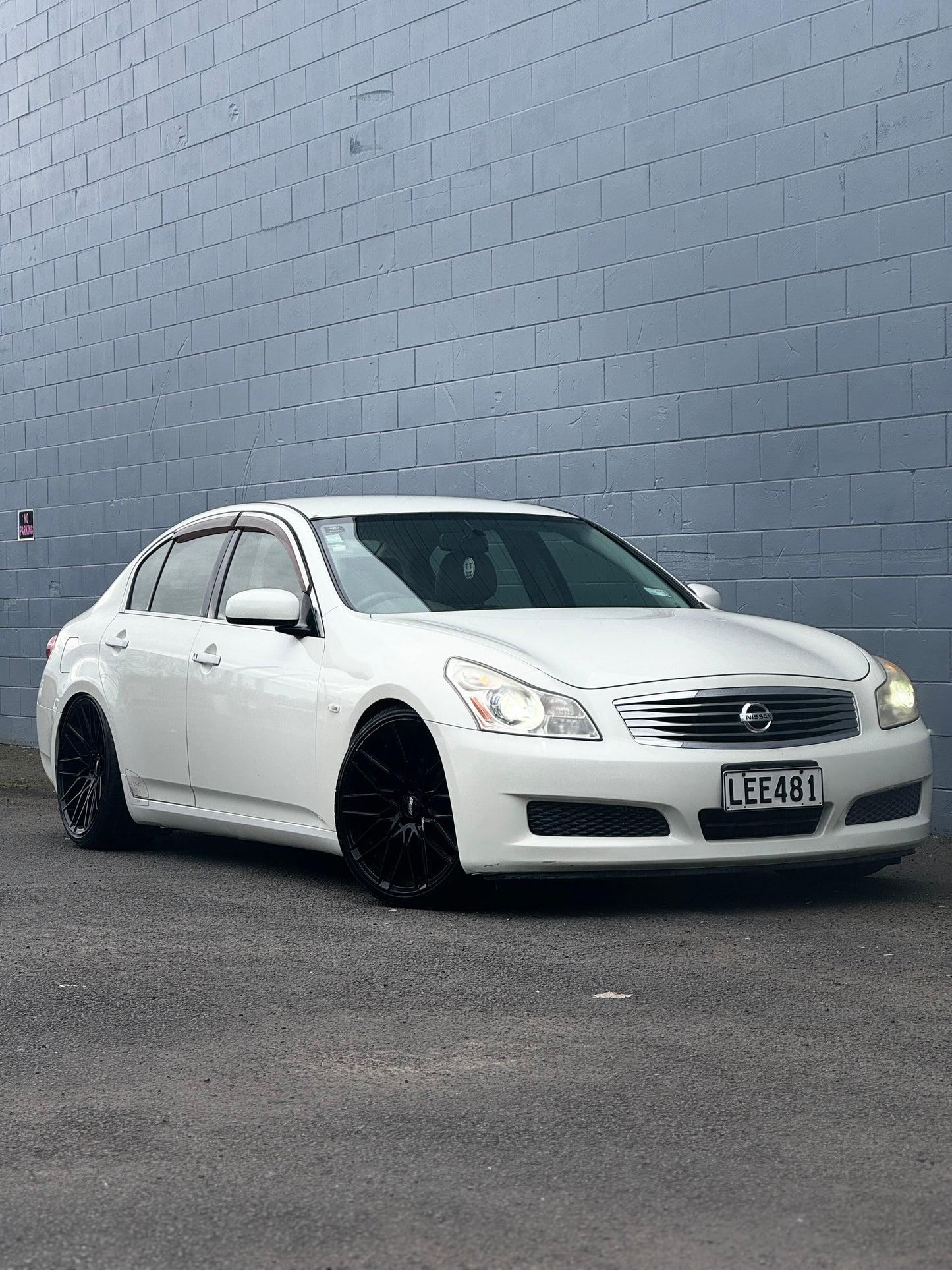 Nissan Skyline - Lowered on 20s!